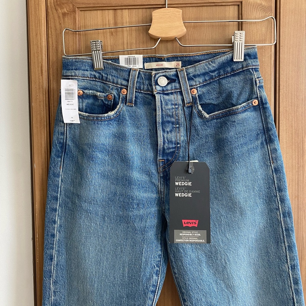Wedgie levi’s size 25 NEVER WORN TAGS ON